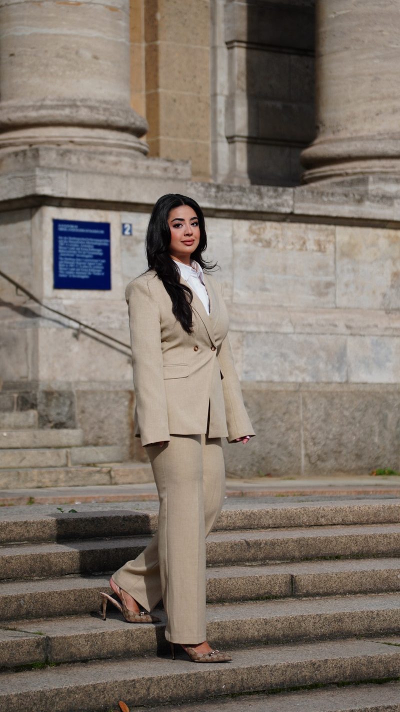 Elnaz Mohmmand auf der Treppe des Hanseatischen Oberlandesgerichts