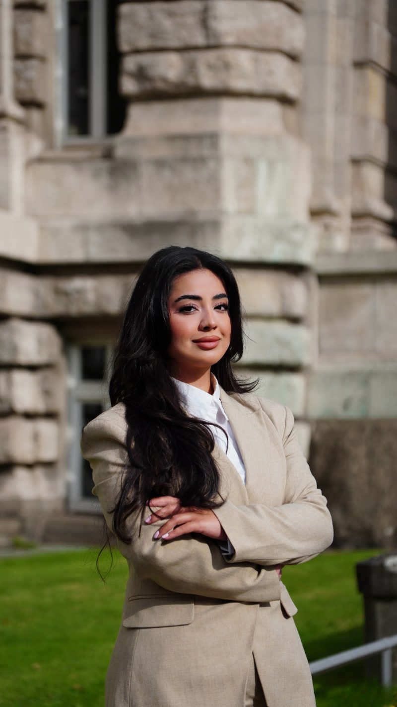 Rechtsanwältin Elnaz Mohmmand vor dem Hanseatischen Oberlandesgericht